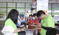 端午粽飘香 学子包粽忙