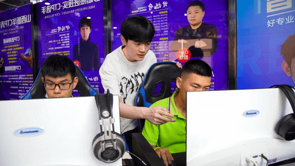 传递向上力量！新华电脑学校《老师来了》7月继续开讲！