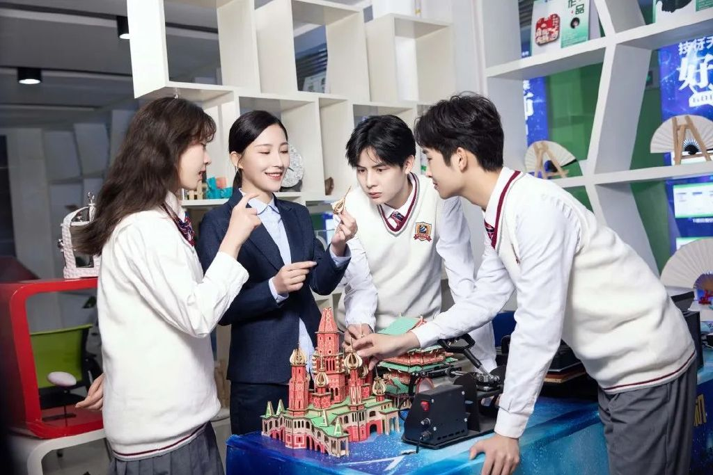 亲爱的同学们：      也许此刻的你，正面临着成绩不理想，每天上文化课的痛苦与煎熬，或许你已早早辍学步入社会，去工厂饭店打工。      大多数辍学、打工的你们，都只看到了上学的累，当你们真正品尝过社会的苦，才能理解“接受教育，是难得的可贵”。      但是没关系，你们只是不擅长文化课学习，并不是你们不优秀，或许你们从小动手能力很强，或许你们爱好实际操作。记住文化课≠学习，暂时放弃文化课而不是放弃学习，技能成才，或许就是你的另一种可能。 独特的教学模式，助你打开新世界      新华采用“理实一体化”的人才培养模式，注重实训实战，技能一项一项学，阶段考核贯穿整个教学始终，全方位助力学子技能达标。      近年来，新华与各大企业强强联合，推出校企定向班，让新华学子在学有所成的同时，能够平稳上岗，安心就业。  丰富专业任你选，兴趣导向学得好      新华始终坚持以市场为导向办学，积累了丰富的办学经验，形成了鲜明的办学特色，专业种类齐全、师资力量雄厚。      现开设VR环境艺术全案设计、动漫游戏与影视媒体、电商直播运营、信息技术、电竞运动管理等众多特色专业，致力于打造专业技能扎实、管理运营知识丰富的综合性人才。 新的学习模式，重拾学习兴趣      新华贯彻的是理论+实践的教学模式，在学中做，在做中学，抛开传统的纯文化课教学，让不爱文化课的你，重拾学习的乐趣！      每年成千上万的学生选择新华，他们中有学习很好，但就是想提前学技能；有学习不尽人意，想换个学习轨道；有厌倦了文化课中途退学，打工后又想重新学一门技能.....      无论你是哪种状态，新华的大门都向你敞开，欢迎你来新华参观、咨询，选择自己喜欢的专业，开启技能学习的新大门！  