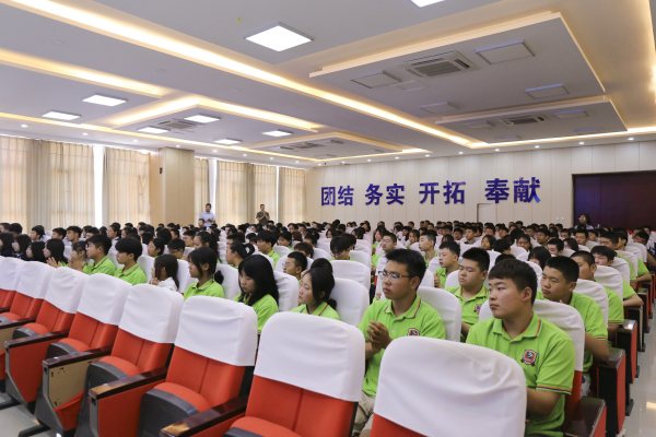 遇见新华 扬帆启航 兰州新华秋季新生见面会